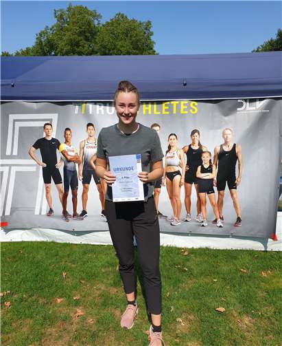 Mit Stolz präsentiert Lena ihre Urkunde. Foto: privat