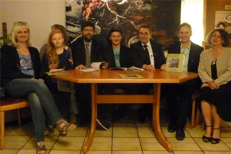 Mit Stolz präsentiert der junge Hambucher Hobbykünstler Nicolas Maneth im Kreis von Ehrengästen seine eigene Ausstellungsbroschüre.