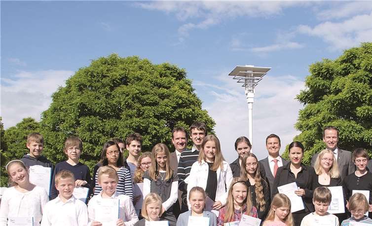 Mit Stolz präsentierten sich die jungen Preisträgerinnen und Preisträger der Öffentlichkeit in der Verbandsgemeinde in Weißenthurm. -US-