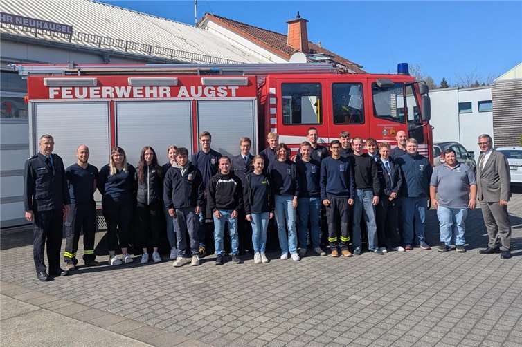 Mit Stolz und Vorfreude haben 19 junge Männer und Frauen ihre Grundausbildung in der Feuerwehr der Verbandsgemeinde Montabaur begonnen. Foto: VG Montabaur