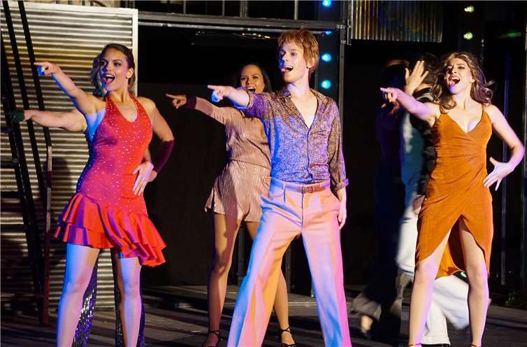 Mit Tanz, Musik und Gesang begeisterte„Saturday Night Fever“ unter freiem Himmel im englischen Garten.