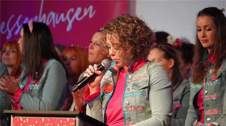 Mit Tanz, Witz und schungvollen Reden bgeisterten die Jecken alle Karnevalisten im Saal.