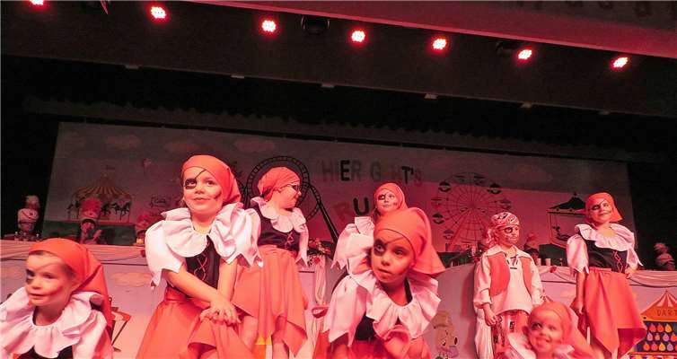 Mit Tanz wird der Nachwuchs an das närrische Brauchtum herangeführt.Fotos: MKA