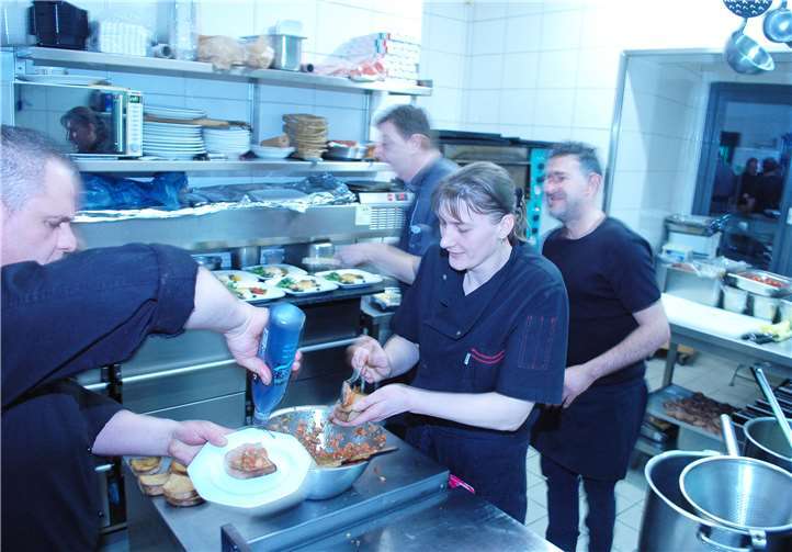 Mit Tempo und Professionalität wurde in der Küche gearbeitet.  BL