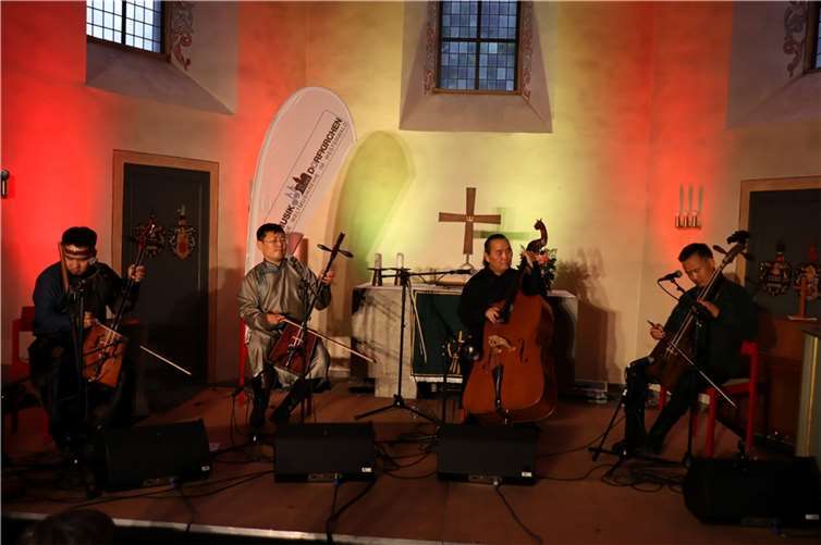 Mit Tengerton begeisterte das All-Star-Ensemble“ aus der Mongolei in der Ev. Kirche in Nordhofen. Foto: Uli Schmdit