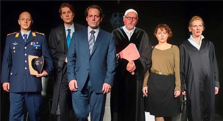 Mit „Terror“ von Ferdinand von Schirach eröffnet das Schlosstheater Neuwied die neue Saison.Foto: Schlosstheater/©MEYER ORIGINALS; foto@meyerori