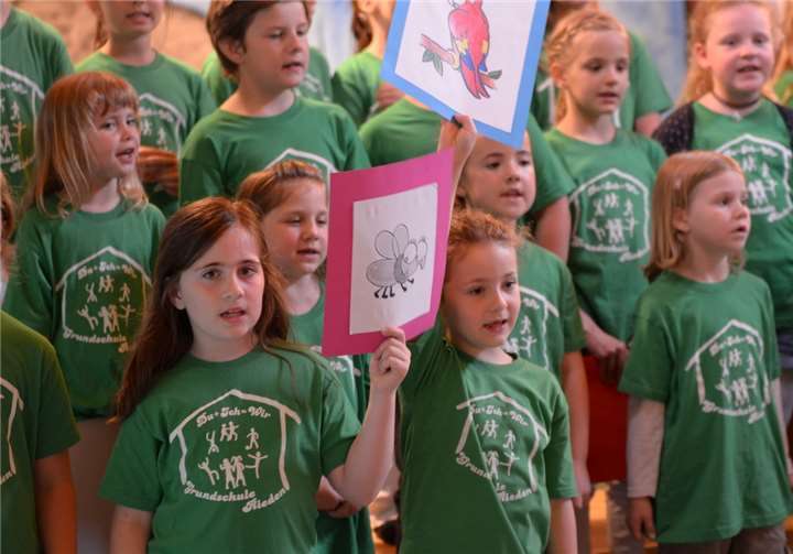 Mit Tierbildern und Kinderlieder wurde das Publikum gut unterhalten.