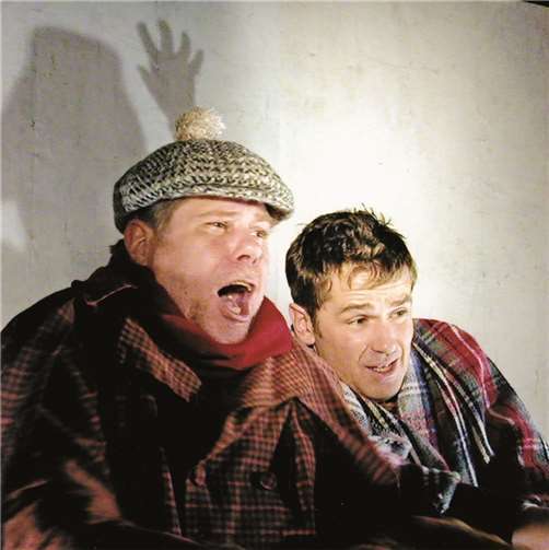Mit Timothy Peach und ihrem Bruder Holger Schwiers hat die Prinzipalin Ellen Schwiers ein verwandlungsfähiges Duo in ungezählten Rollen zur Verfügung, das sowohl zur perfekten Verwirrung als auch zur genussvollen Unterhaltung beiträgt. Selber gibt Ellen Schwiers die geheimnisvolle Witwe als stummen Geist, deren Ausdruckskraft allein in der magischen Präsenz einer großen Schauspielerin liegt.privat