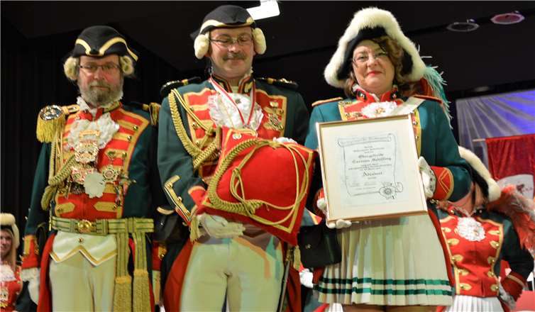 Mit Tränen in den Augen nahm die völlig überraschte Corinna Schilling die gerahmte Urkunde entgegen.AB