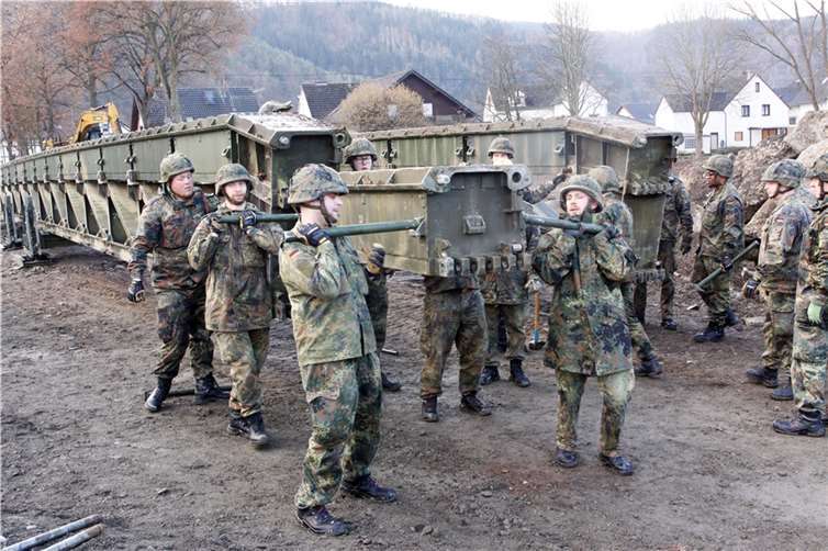Mit Tragestangen wurden die teils über 200 Kilo schweren Elemente zu den Paletten gebracht.