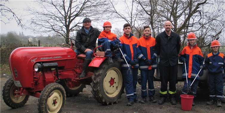Mit Traktoren wurde der Müll zum zentralen Container an der Feuerwache gefahren.