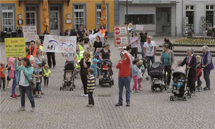 Mit Transparenten und Trillerpfeifen machten die Eltern ihrem Ärger über den seit rund vier Wochen dauernden Streik in der Kita „Max&Moritz“ Luft. BL