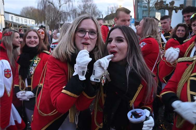 Mit Trillerpfeifen wurde der Druck verstärkt.