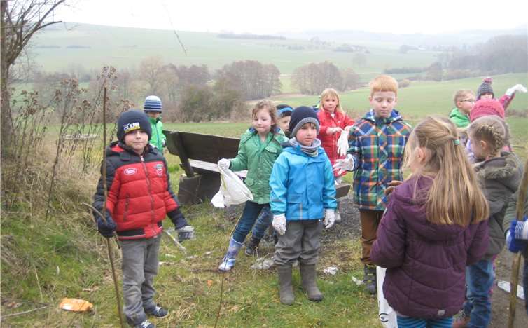 Mit Tüten und Handschuhen bewaffnet geht es den Müll an den Kragen.
