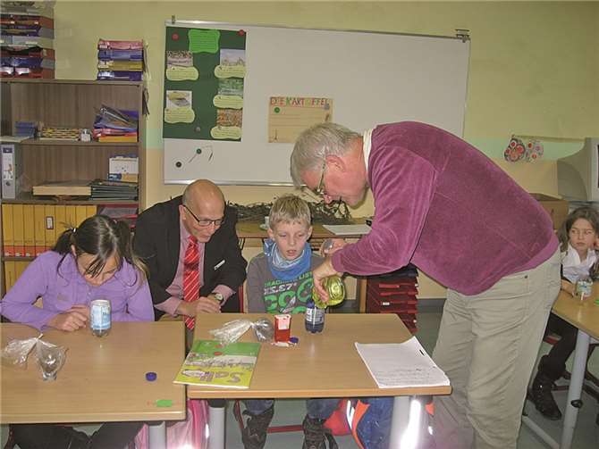 Mit Ulrich Kilian, Umweltingenieur, näherten sich die Kinder dem Thema Wasser und erforschten es mit spannenden Experimenten. privat