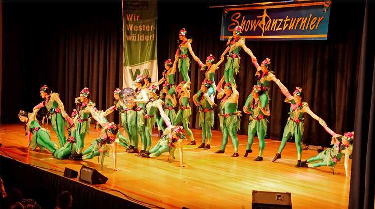 Mit „Unsere Erde - das Leben kehrt zurück“ griff die LCV Showtanzgruppe des Langendernbacher Carnevalsvereins ein sehr aktuelles und kritisches Thema auf.