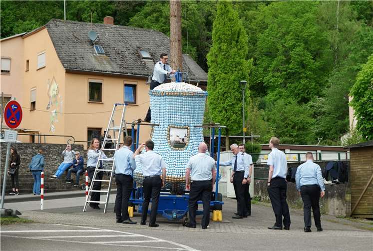 Mit Unterstützung der Feuerwehr wurde die Eierkrone an den Kirmesbaum gehängt.  Fotos: ND