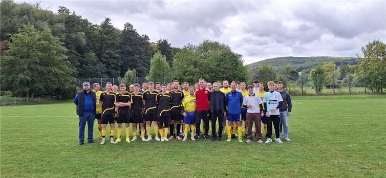 Mit Unterstützung der Kreissparkasse Ahrweiler fand das 2. Freizeitturnier des FC Alte Herren Niederdürenbach statt. Foto: Marco Seydel