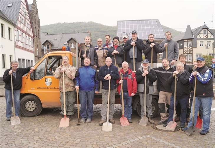 Mit Unterstützung der Ortsgemeinde zogen diese ehemaligen Kirmeshauptmänner früh morgens in den Treiser Wald, um einen Wanderweg instand zu setzen.MT
