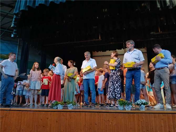 Meckenheim singt“ erneut ein Erfolg in Meckenheim Mit Unterstützung der Schulband der Geschwister Scholl-Hauptschule begeisterten die Schülerinnen und Schüler der Meckenheimer Grundschulen das Publikum mit einem abwechslungsreichen musikalischen Programm. Foto: privat