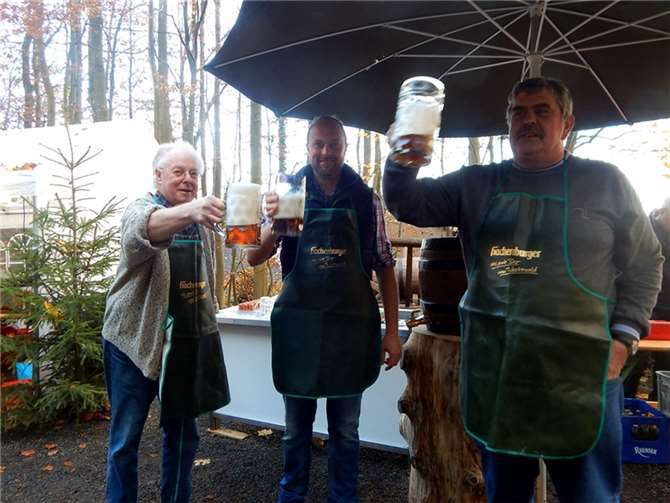 Mit Unterstützung der beiden Vorstände gelang Bürgermeister Andreas Rath der finale Schlag, dann konnte er endlich bestens gelaunt das Familienfest mit einem gefüllten Glas eröffnen.