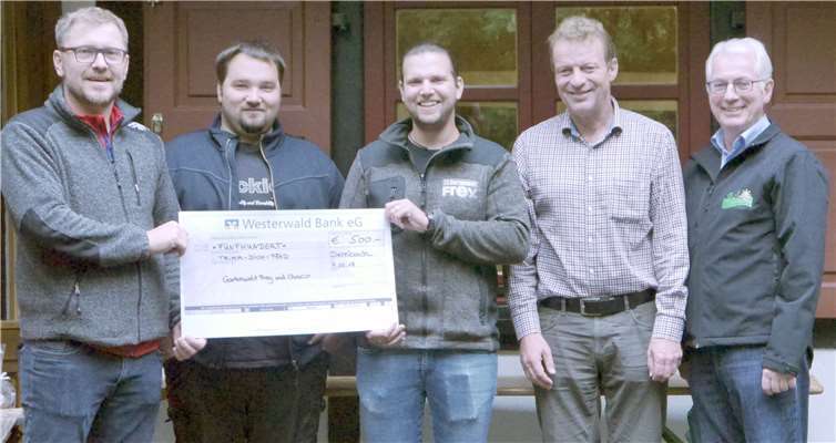 Mit Unterstützung des Leader-Programms und der ortsansässigen Firmen CHACO und Gartenwelt Frey wurde die Beschilderung des Dernbacher Trimm-Dich-Pfades erneuert. (von links nach rechts: Ingo Bein ( Frey), Jens Rödig ( CHACO ), Hans Walter Langhardt (1. Vorsitzender ) Volker Mendel ( Verbandsbürgermeister).privat