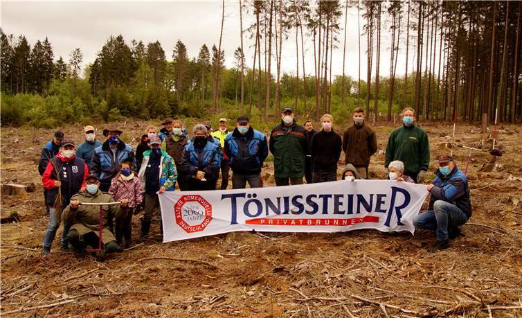 Mit Unterstützung des Tönissteiner Mineralbrunnens und fachlicher Begleitung des Revierförsters setzten die Traktorfreude am Pfingstsamstag 500 Eichen. Fotos: MIH