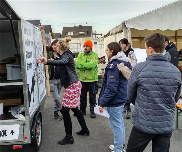 Mit Unterstützung durch die Mixed-Media Künstlerin Stephanie Manhillen gestalten die Jugendlichen ein phantasievolles Wagenmotiv für den Karnevalszug.  Foto: AUFWIND-AHR, Michael Müller