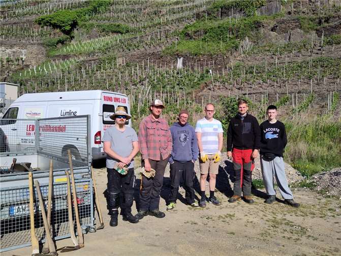 Mit Unterstützung von Aufwind Ahr und dem Jugendhilfeverein für den Kreis Ahrweiler wurde in einem Weinberg in Mayschoß ein Naschgarten angelegt.  Foto: Anneliese Baltes
