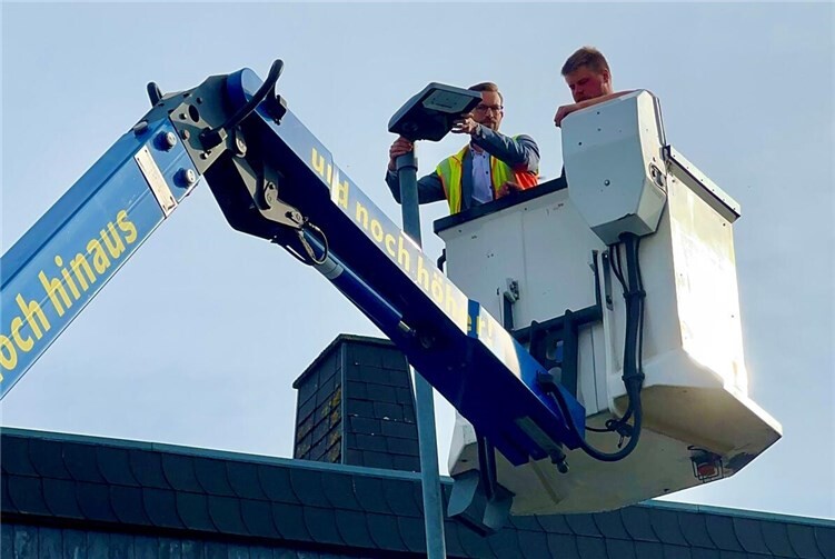 Mit Unterstützung von Monteur Florian Ohse hat Bürgermeister Ulrich Richter-Hopprich den ersten LED-Leuchtenkopf angebracht.
