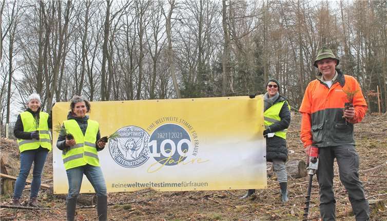 Mit Unterstützung von Revierförster und Ortsbürgermeister Hans Josef Bleser pflanzten die Soroptimistinnen 31 neue Mammutbäume.Foto: TE