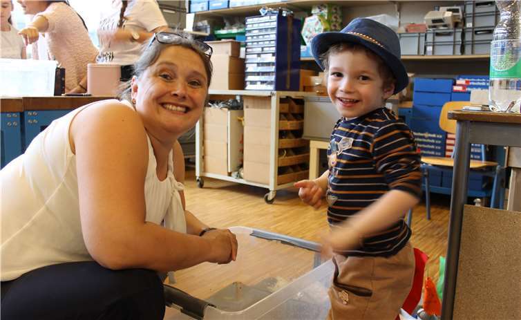 Mit Unterstützung von Studenten konnten die Kinder kleine Experimente durchführen. privat