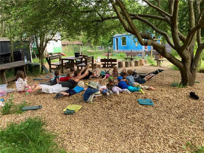 Mit Unterstützung von Yogalehrerin Ina Römer lernten Kinder und Team viel Neues kennen.  Foto: Raoul Merkelbach / Stadtverwaltung Lahnstein