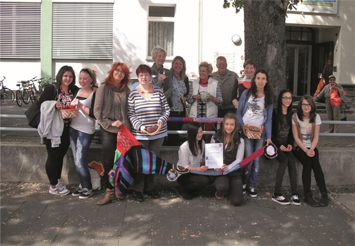 Mit „Urban Knitting“ soll das Umfeld verschönert werden.  Privat