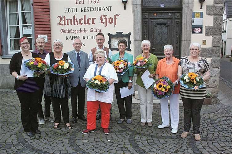 Mit Urkunde und Blumen wurden verdiente, langjährige Mitglieder geehrt.  DL