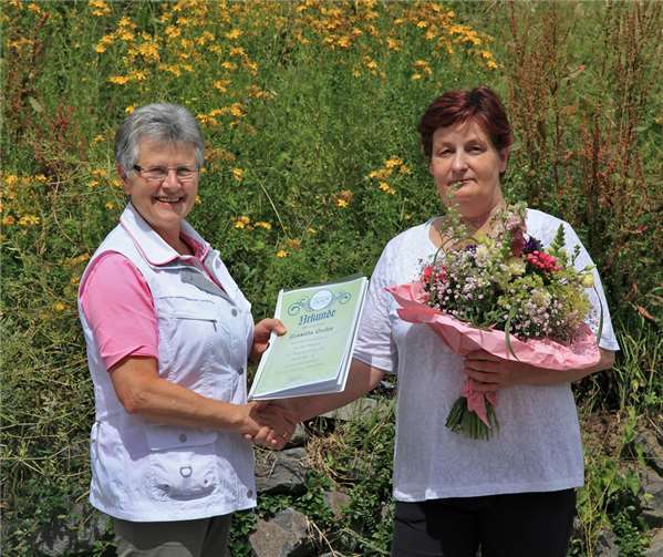 Mit Urkunde und Blumenstrauß begrüßte Hildegard Jöris Roswitha Redza.Richard Jaros