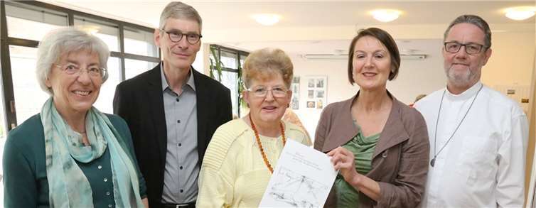 Mit Urkunde und Ehrennadel wurde Elisabeth Windeck (Mitte) im Beisein der katholischen Würdenträger von Annegret Kastorp in den „Unruhestand“ verabschiedet. -StF-
