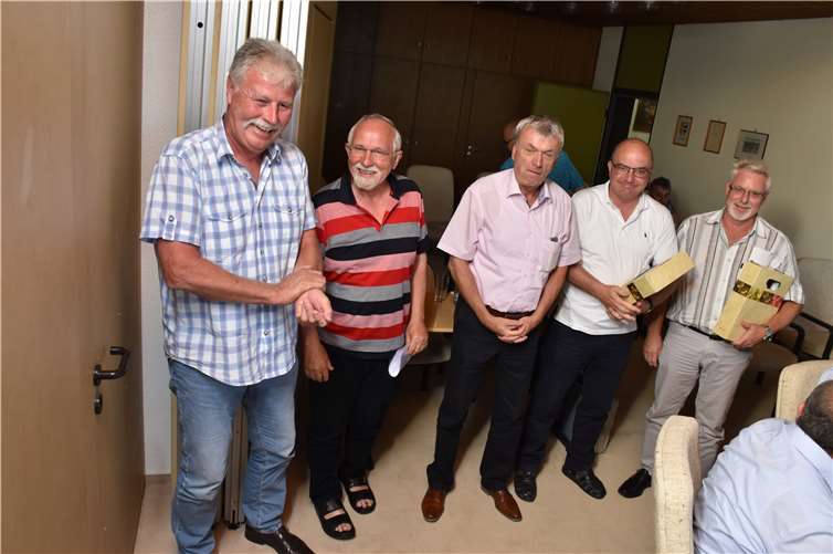 Mit Urkunde und Weinpräsent wurden langjährige VG-Ratsmitglieder geehrt.