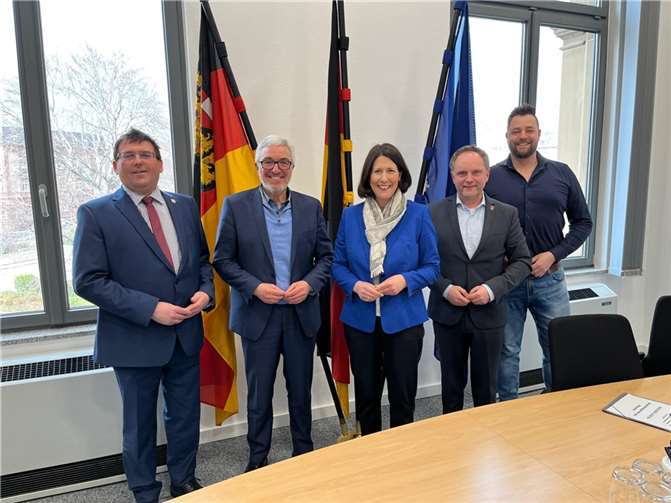 Vollsperrung ist unausweichlich Mit Verkehrsministerin Daniela Schmitt wurden die Sanierung der Lahnhochbrücke und die Auswirkungen der Sperrungen auf Lahnstein und den Rhein-Lahn-Kreis besprochen. V. l.: Landrat Jörg Denninghoff, Landtagsabgeordneter Roger Lewentz, Ministerin Daniela Schmitt, Bürgermeister der Verbandsgemeinde Loreley Mike Weiland und Lahnsteins Oberbürgermeister Lennart Siefert.Foto: Esther Jung, Ministerium für Wirtschaft, Verkehr,Landwirtschaft und Weinbau
