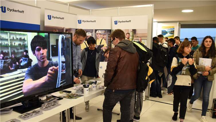 Mit Videos auf einen Großbildschirm warb die Firma Dyckerhoff um Nachwuchs.