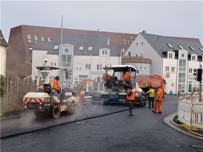 Mit Volldampf wird in diesen Tagen der Asphalt auf die Fahrbahn aufgetragen. Am 15. Dezember wird auch die Achse Freiherr-vom-Stein-Straße und Wilhelm-Mangels-Straße wieder für den Fahrzeugverkehr freigegeben. Fotos: Stadt Montabaur / Christina Weiß