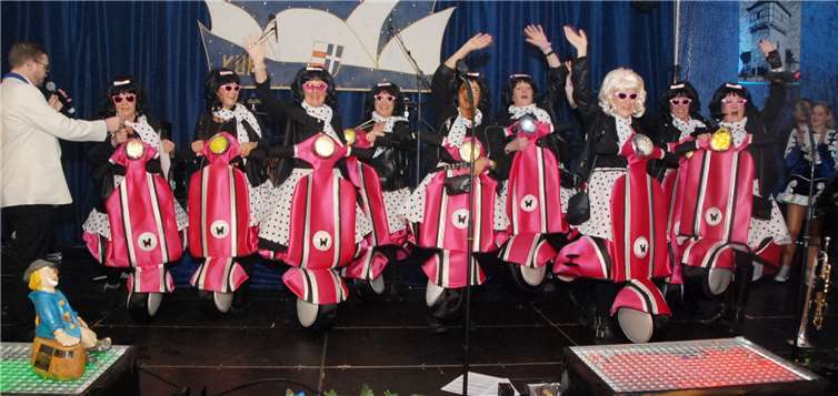 Mit Vollgas durchfuhren die „Motorbienen“ die Ziellinie beim Preismaskenball und wurden Siegerinnen des Wettbewerbs. Fotos: KER