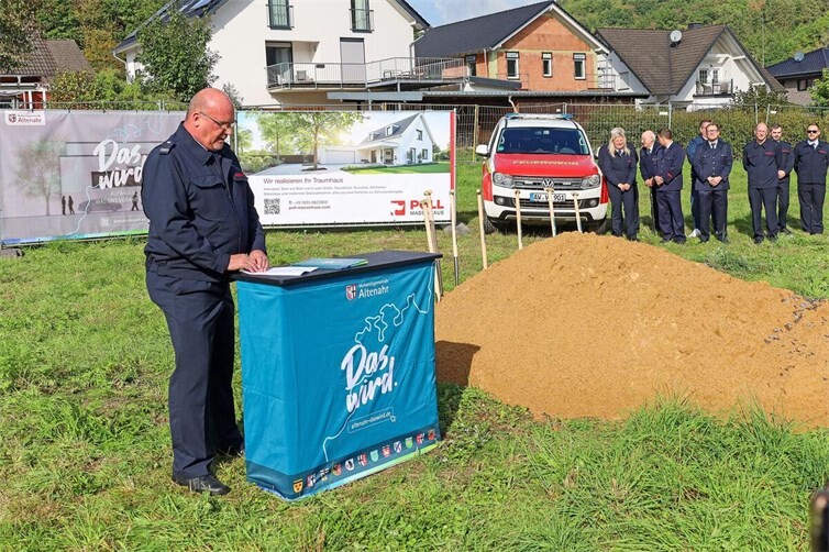 Mit Vorfreude blickt Dirk Schmitt (li.), Löschgruppenführer der Freiwilligen Feuerwehr Liers, auch im Namen seiner Kameradinnen und Kameraden, in die Zukunft. Das neue Feuerwehrhaus wird dem aktuellen Stand der Technik, den gültigen Unfallverhütungsvorschriften und Normen für Feuerwehrgerätehäuser entsprechen, was einen Quantensprung für den Einsatz- und Übungsdienst der Einheit Liers bedeutet.