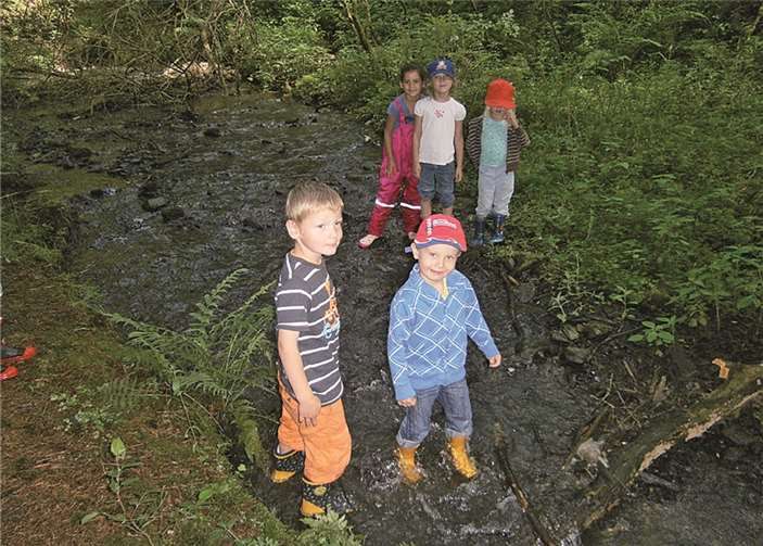 Mit Vorliebe suchten sie kleine Wasserläufe zum „Angeln“ auf.