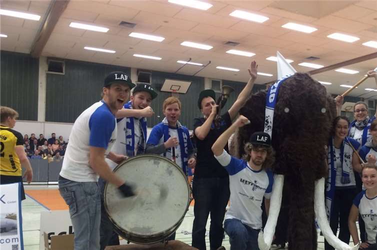 Mit Wappentier in Übergröße sorgten die LAF-Fans beim Gastspiel im Saarland für Furore. privat
