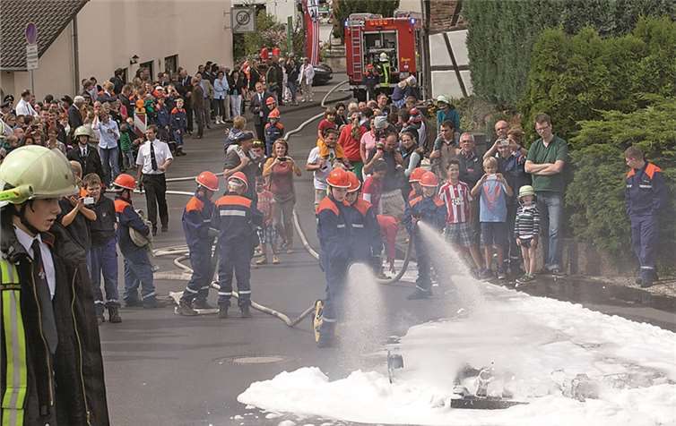 Mit Wasser und Schaum löschten die Mitglieder der Feuerwehr Niederbachem bei der Schauübung in der Bergstraße die brennende Holzhütte.VJ