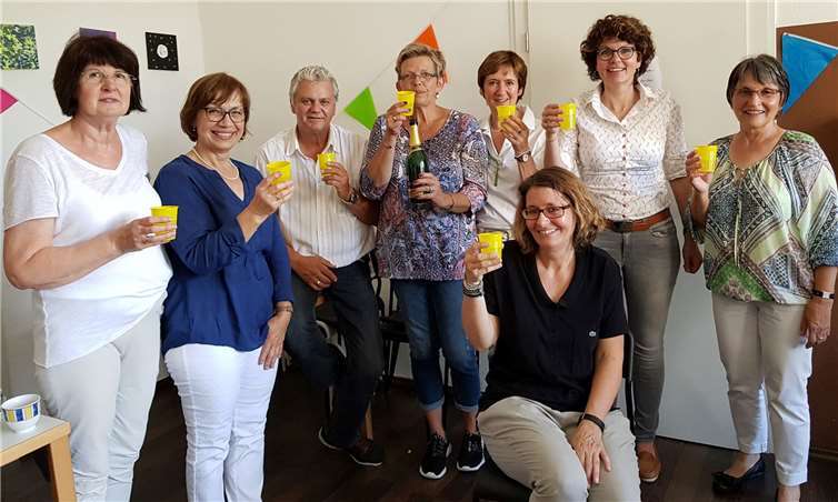 Mit Wehmut mussten die anwesenden Schützlinge und Helfern die enttäuschende Information über den Wegfall der Begegnungsstätte zur Kenntnis nehmen, doch sollte trotzdem auf die erfolgreiche Zeit angestoßen werden.privat