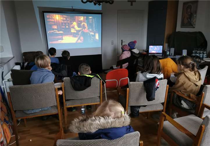 Mit Weihnachtsfilmen stimmten die Kinder sich auf das bevorstehende Weihnachtsfest vor. Foto: privat