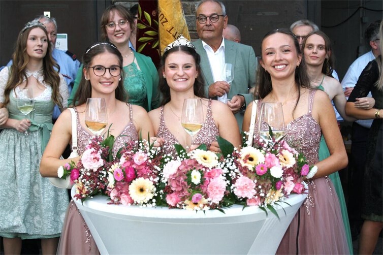 Mit Weinkönigin Elisa und ihren beiden Prinzessinnen Nele und Lina regiert ab sofort ein weinroyales Dreigestirn im Moselort.