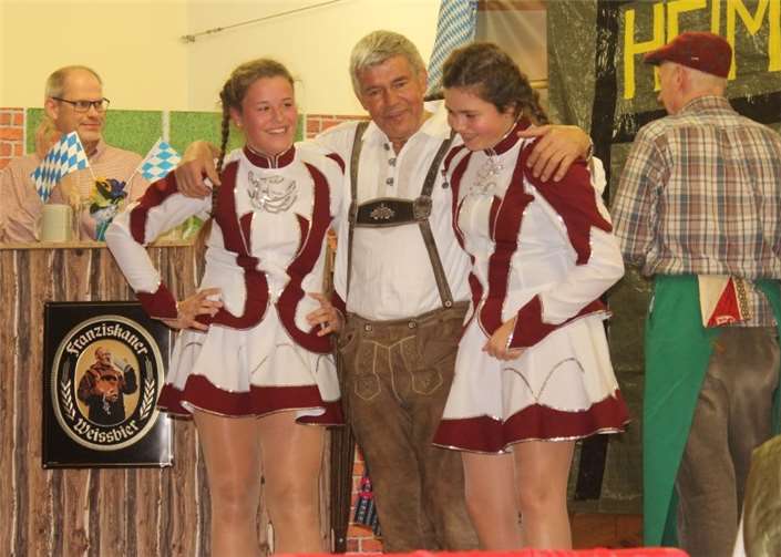 Mit Willy Millowitsch alias Oliver Hoff und zwei Funkenmariechen kam es beim Finale zu einem schönen Abschluss des Stückes.